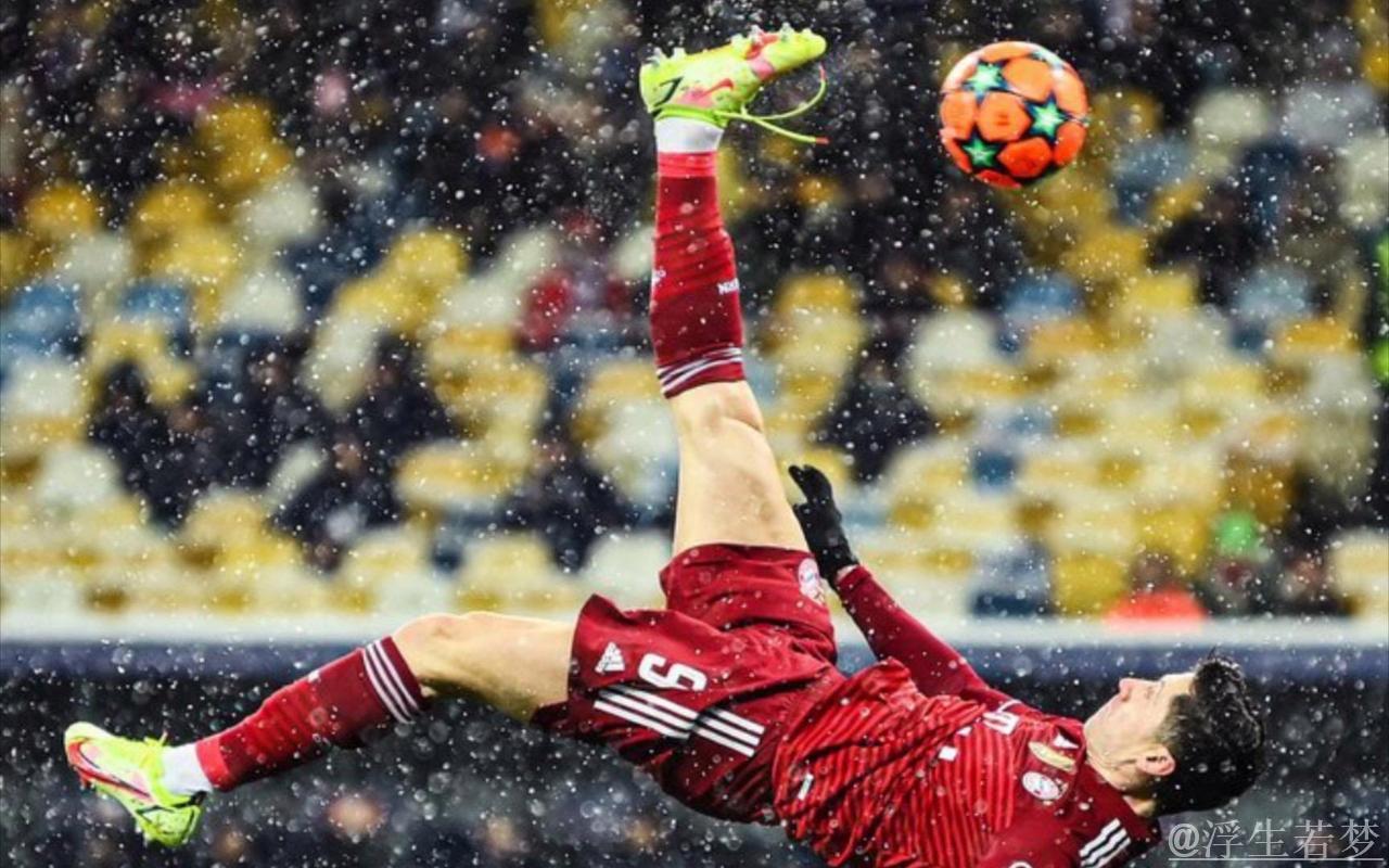 费尔明助攻头球 莱万凌空勾射破门 费尔明助攻头球 莱万凌空勾射破门